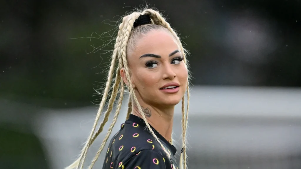 Alisha Lehmann Downs Huge Beer at Oktoberfest in Dirndl Ahead of Como Women Season Kick-Off 7 Alisha Lehmann Downs Beer at Oktoberfest Before Como Women’s Serie A Opener