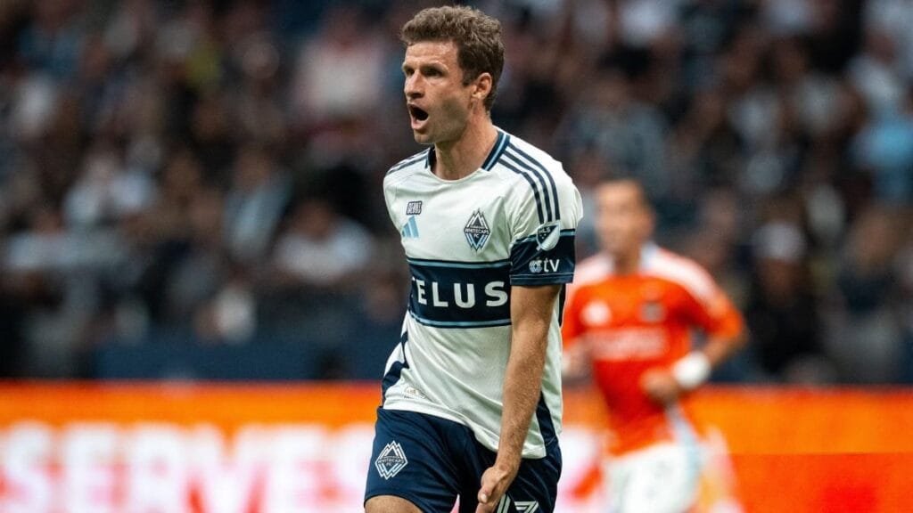 Thomas Muller trains with Bayern again